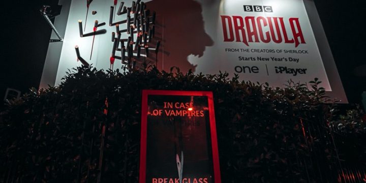 BBC использовали игру света и тени в наружной рекламе для промо «Дракулы»